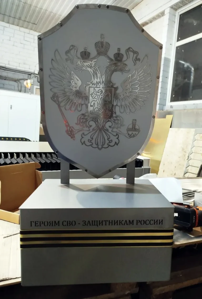 Базовый лазерный станок HGTECH SMART3015 3 кВт для резки листов металла