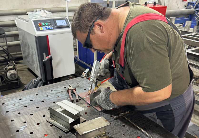 Пусконаладка аппарата ручной лазерной сварки HGTECH SMART HW-3000 Пусконаладка аппарата ручной лазерной сварки HGTECH SMART HW-3000