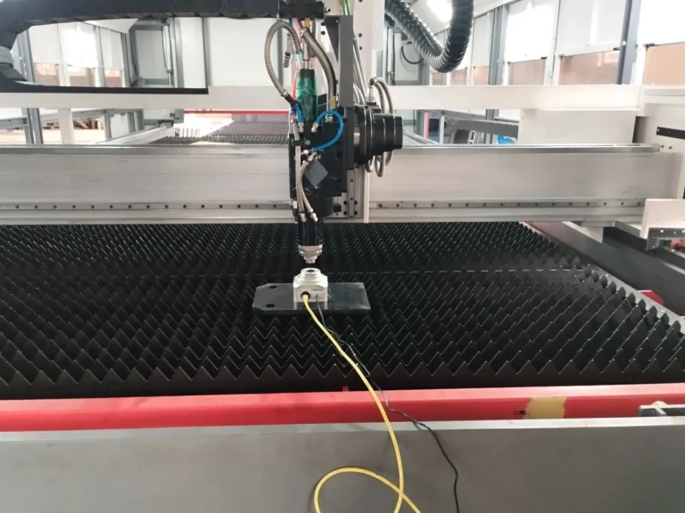 Лазерная головка на станке HGTECH SMART6020PRO 12 кВт