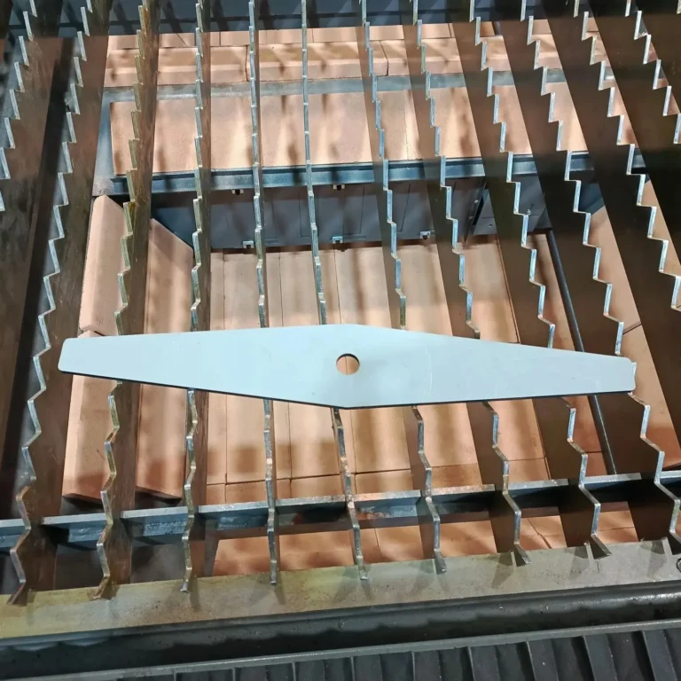 Лазерная резка на станке HGTECH SMART6015E