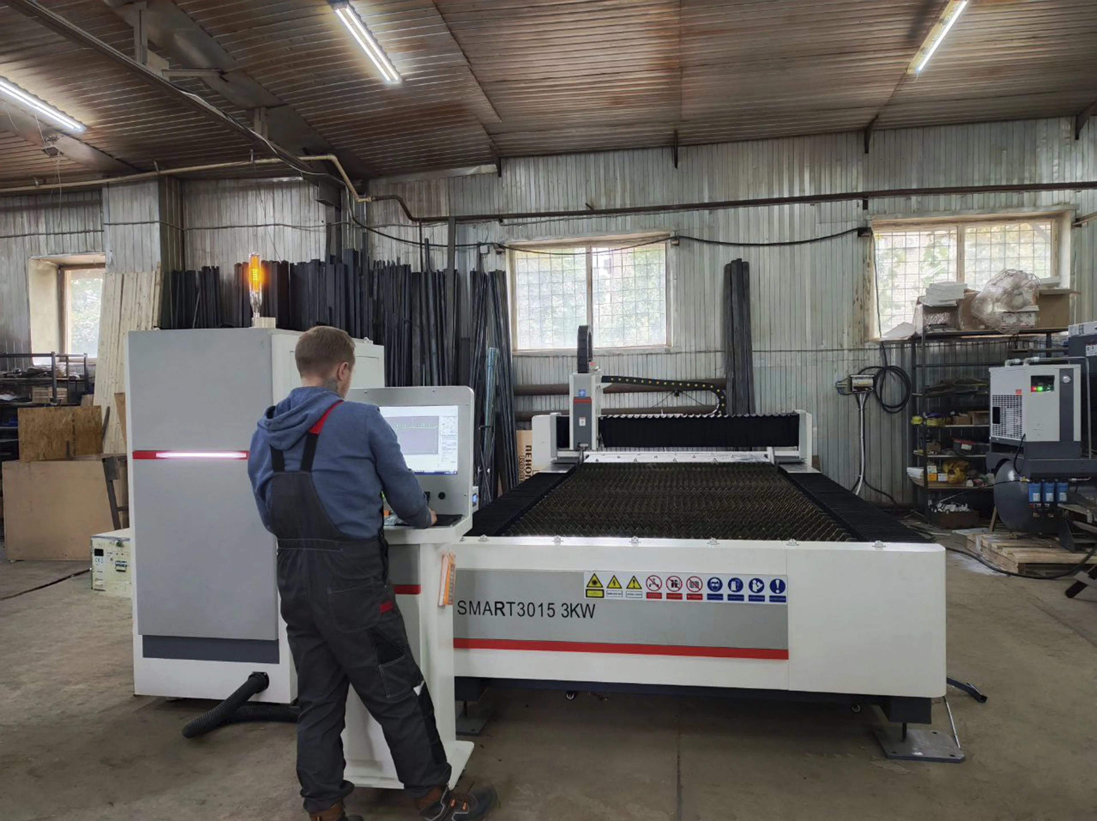 Базовый лазерный станок HGTECH SMART3015 3 кВт для резки листов металла