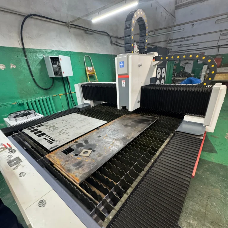 Базовый лазерный станок HGTECH SMART3015 3 кВт для резки листов металла