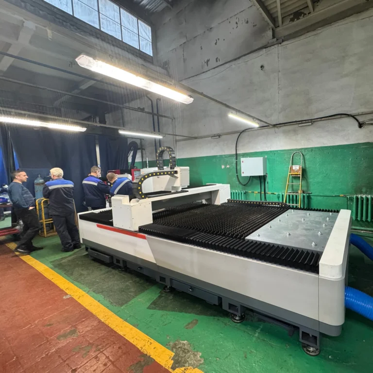 Базовый лазерный станок HGTECH SMART3015 3 кВт для резки листов металла