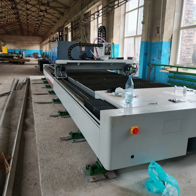 Монтаж лазерного станка HGTECH SMART6015E в Красноярске