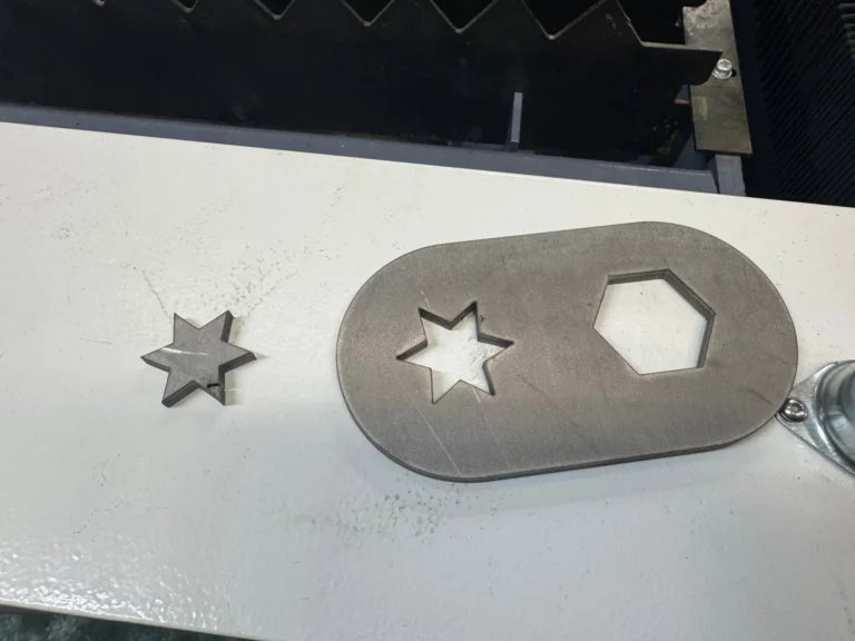 Базовый лазерный станок HGTECH SMART3015 3 кВт для резки листов металла