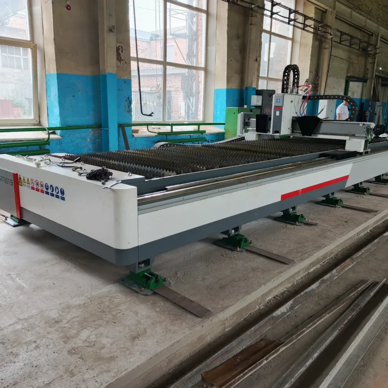 Монтаж лазерного станка HGTECH SMART6015E в Красноярске
