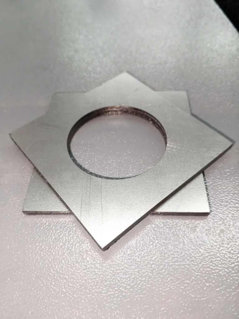 Базовый лазерный станок HGTECH SMART3015 3 кВт для резки листов металла