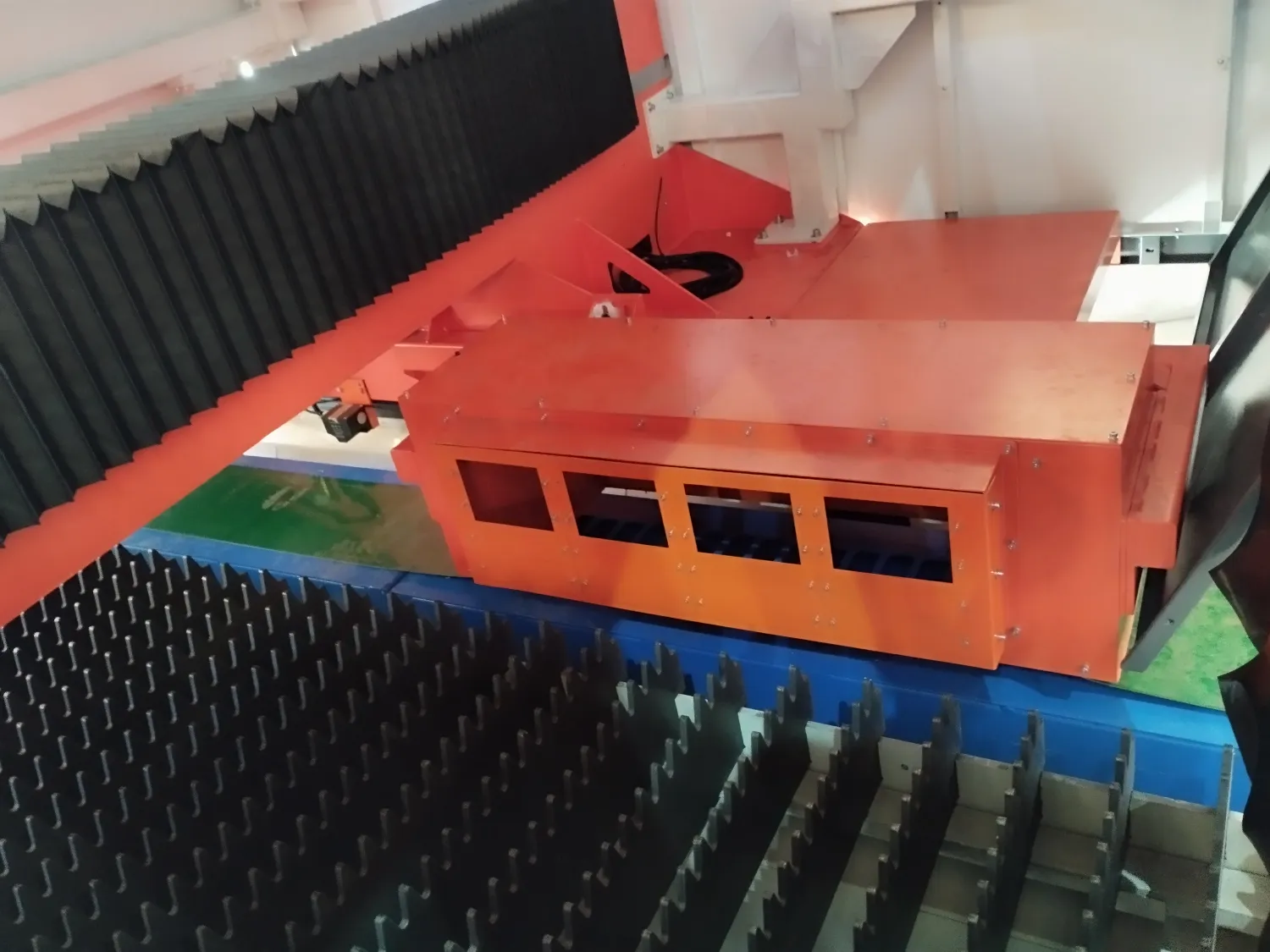 60 кВт - сверхвысокомощный лазерный станок