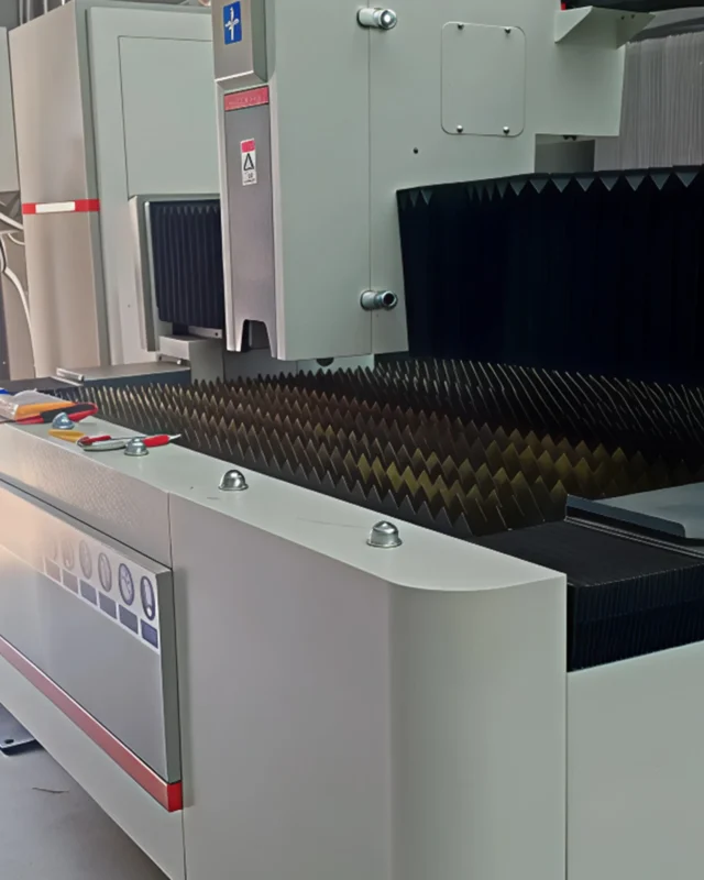 Базовый лазерный станок HGTECH SMART3015 3 кВт для резки листов металла