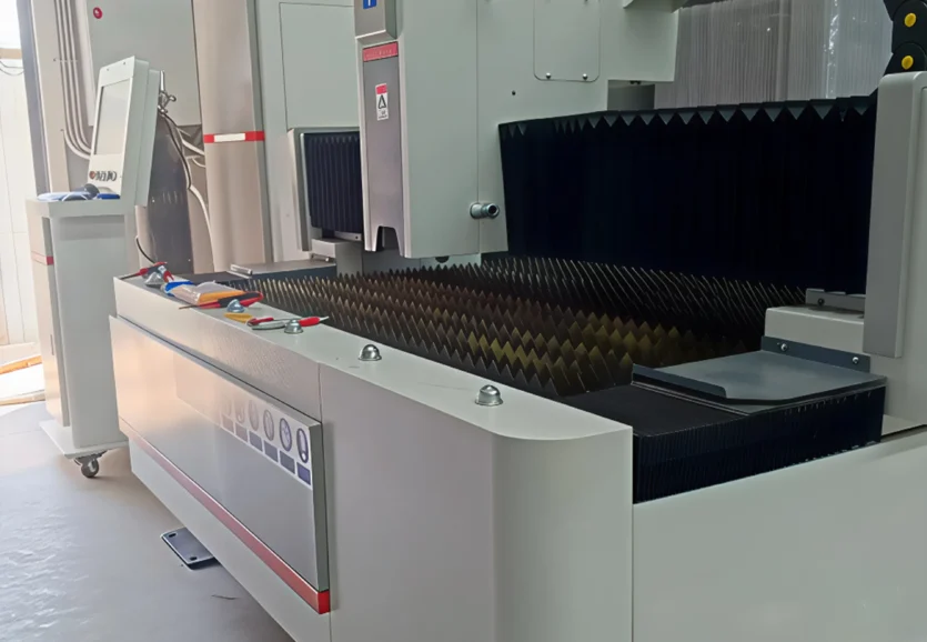 Базовый лазерный станок HGTECH SMART3015 3 кВт для резки листов металла