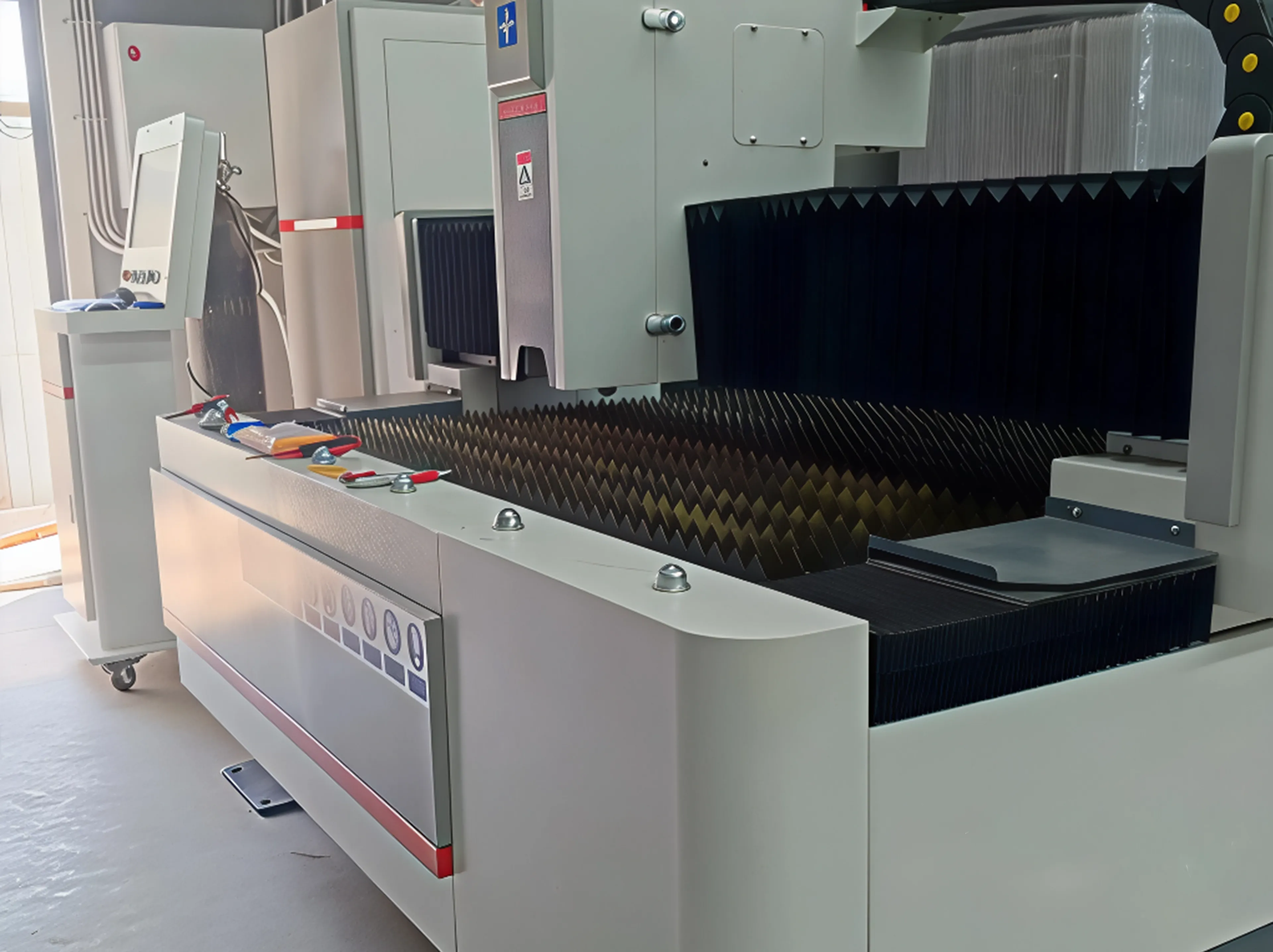 Базовый лазерный станок HGTECH SMART3015 3 кВт для резки листов металла