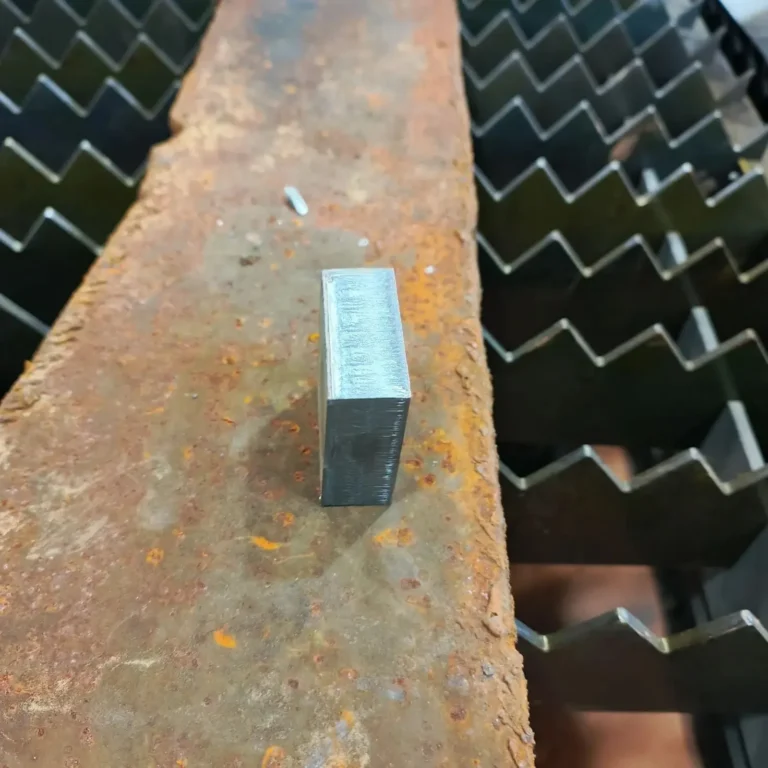 Лазерная резка на станке HGTECH SMART6015E