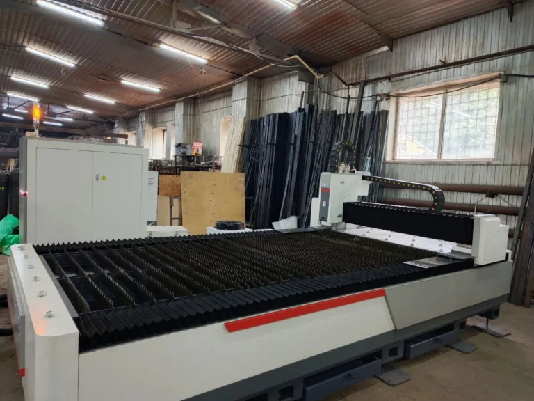 азерный станок HGTECH SMART3015 3 кВт для резки листов металла