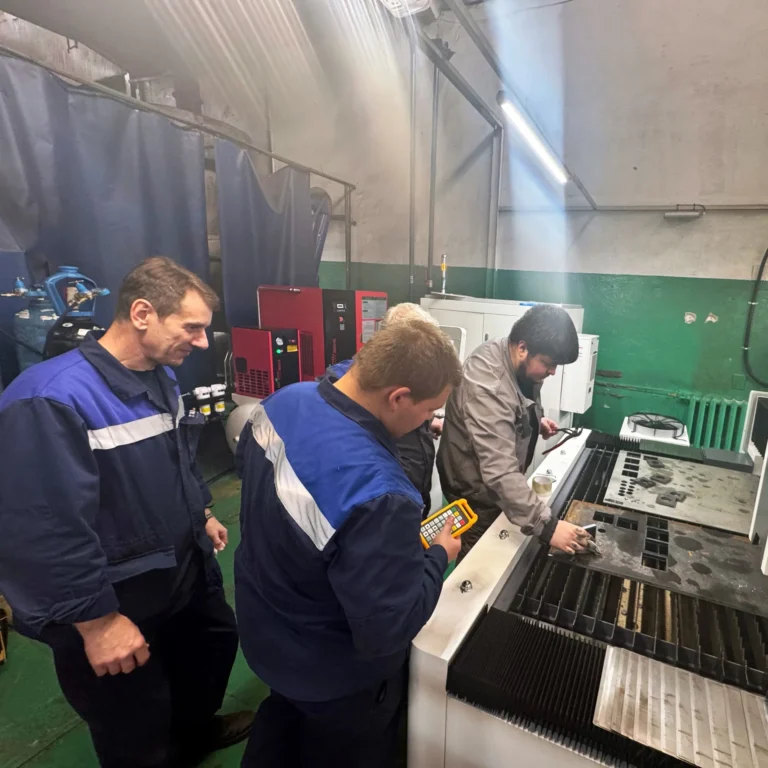 Базовый лазерный станок HGTECH SMART3015 3 кВт для резки листов металла