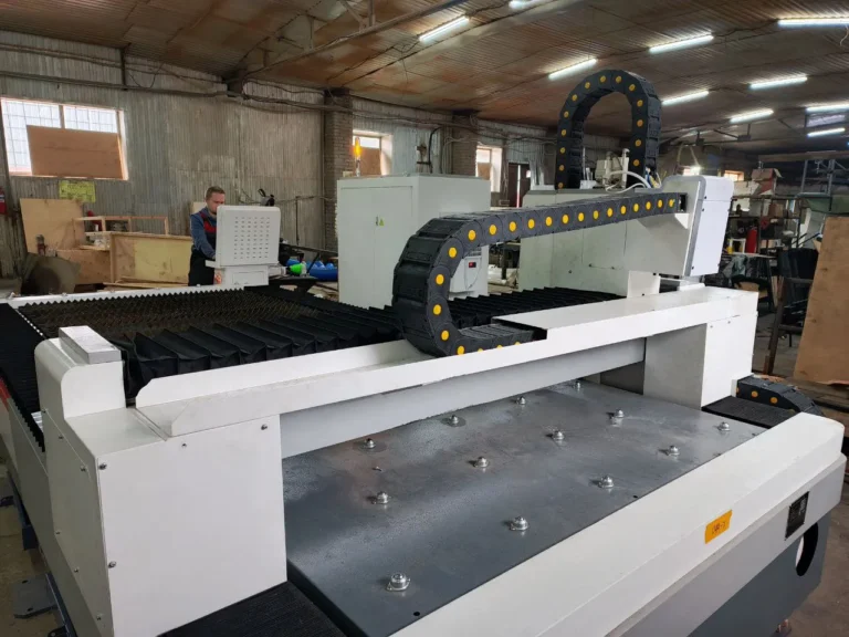 азерный станок HGTECH SMART3015 3 кВт для резки листов металла