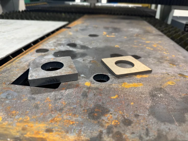 Базовый лазерный станок HGTECH SMART3015 3 кВт для резки листов металла