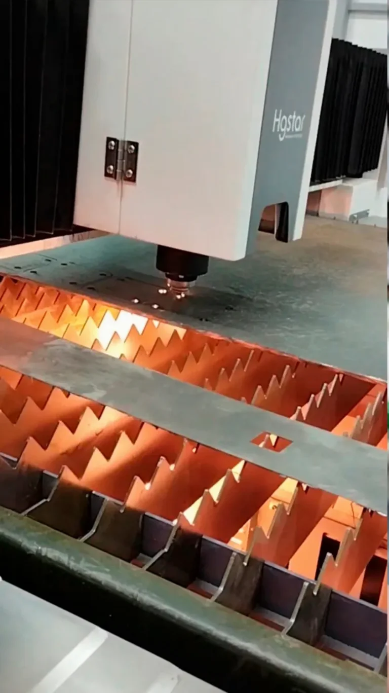 Лазерный станок HGTECH SMART6015E 6 кВт для резки листов металла