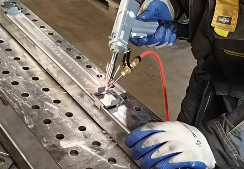 Аппарат ручной лазерной сварки HGTECH SMART HW-3000 Аппарат ручной лазерной сварки HGTECH SMART HW-3000